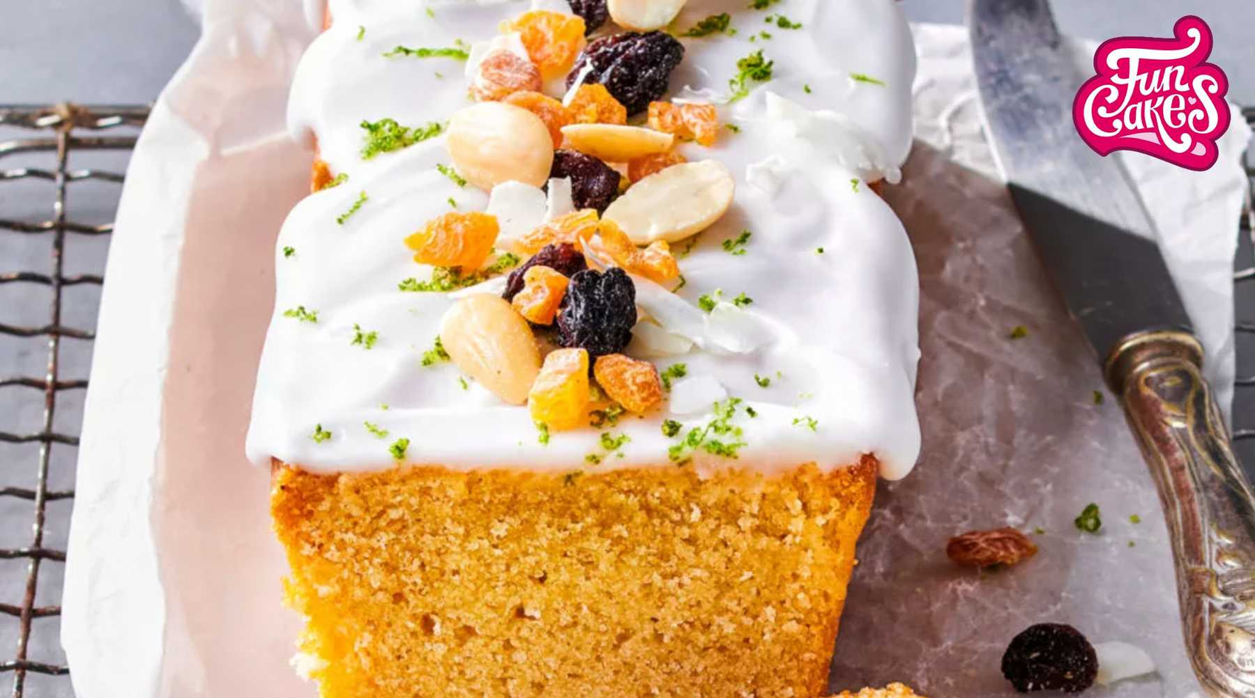 Kuchen mit Creme bzw. Frosting und Früchten.