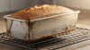 Marmorkuchen in Backform auf Kühlgitter