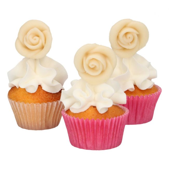 Weisse Marzipanrosen auf Cupcake dekoriert